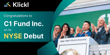 الرئيس التنفيذي لشركة Klickl، مايكل تشاو، يقرع جرس الافتتاح في بورصة نيويورك بمناسبة إدراج صندوق C1